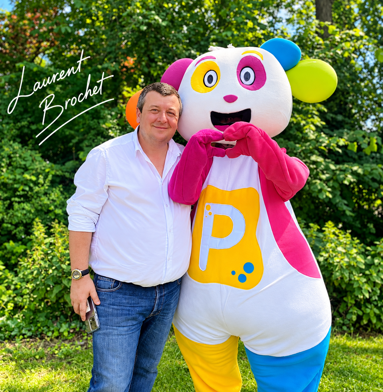 Portrait joyeux avec mascotte color&eacute;e au jardin.png (2.57 MB)